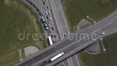 大十字路口城市道路交通的空中拍摄。 <strong>汽车</strong>、公共<strong>汽车</strong>和卡车在大街上<strong>行驶</strong>。 垂直方向。